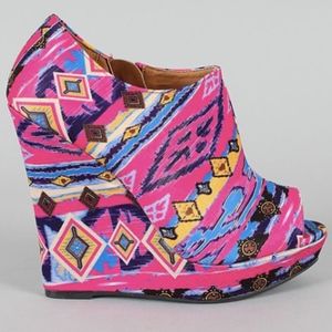 👑 Aztec print wedges 👑